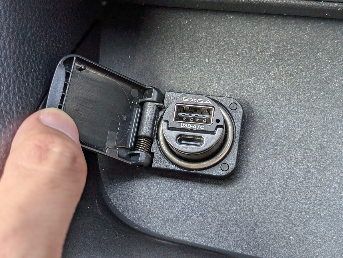 ktai_watch's tweet photo. [みんなのケータイ]コンパクトなシガーチャージャーで車内のスマホ充電環境を整えた https://t.co/vCWwI2YK2C #EXEA #シガーソケット #充電 https://t.co/nXLZY1LNuB