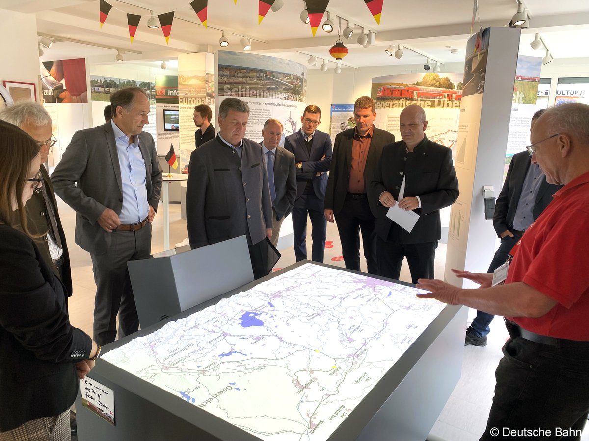 BauenBewegen's tweet image. StM Bernreiter hat sich in #Mühldorf mit 3D-Visualisierungen Ausbaustrecke #ABS38 angesehen und mit #DBInfraGo, #Südostbayernbahn und Kundenbeirat ausgetauscht. Alle Strecken im Projekt werden #elektrifiziert, #München-#Freilassing wird zweigleisig. 🏗️🚉
ℹ️abs38.de