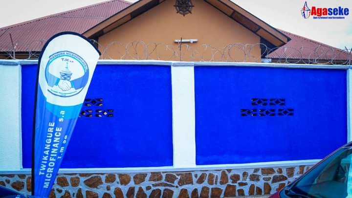 AgasekeTv's tweet photo. #Burundi Hitamwo @twikanguremf maze : 

✅Wakirwe nk'umukwe ; 
✅Ugendane Microfinance muri terefone biciye mu kwugurura @CASHTEL412040 ;
✅ akadeni mu kanya isase n'ibindi : https://t.co/H8eRgQEwUC 
@BankiNkuru @FinancesBdi @Abg_Bdi https://t.co/yQlqkhCNKU