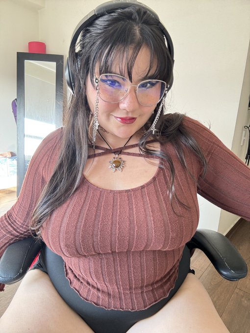 Pussy reveal 🥰 https://t.co/WyfKEyCXY0