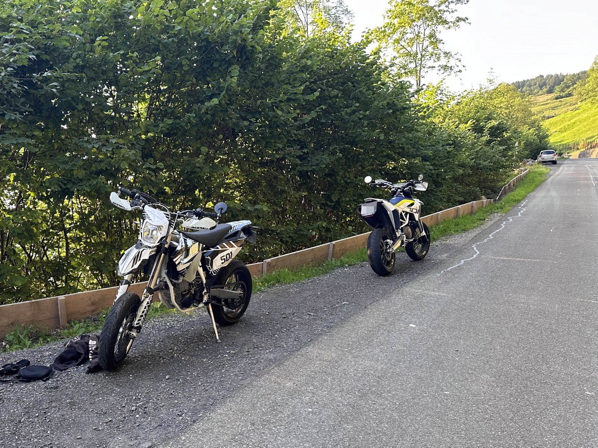 Am Montag, 8. Juli 2024, stürzten zwei junge Motorradlenker um 20 Uhr auf der Seestrasse in Willerzell im Gebiet "Vorder Ruostel". Beide wurden verletzt. Die Kantonspolizei Schwyz sucht Zeugen. bit.ly/3zD3uD9

#kaposchwyz #kantonspolizeischwyz #polizeischweiz