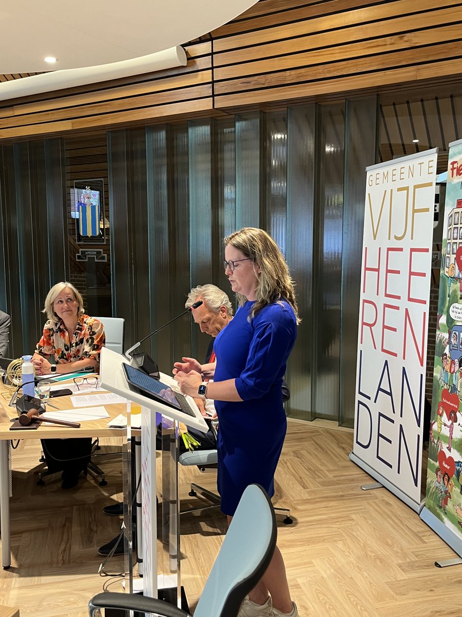 raadVijfheeren1's tweet photo. Mooie woorden, bloemen en een staande ovatie voor afzwaaiend raadslid @Tirtsa_K 
Tirtsa, dank voor alles wat je voor de gemeente @5heerenlanden hebt betekend. https://t.co/bKaxfhliga