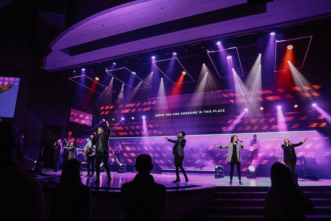 ChurchMotion's tweet photo. Spotting this fan-favorite motion background being used on this big screen in this photo made our day. 🙌
⁠
We love seeing your #CMGinAction shots! ⁠
⁠
🖥 - Showtime Lights CMG Pack⁠
📸 - Repost from @churchlighting https://t.co/J4hADYftDC