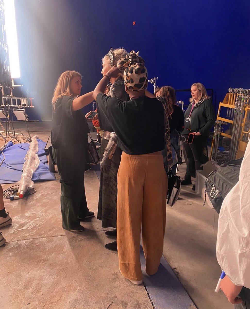 Eve Best behind the scenes of filming her final moment as Princess Rhaenys Targaryen in #HouseOfTheDragon 🥺