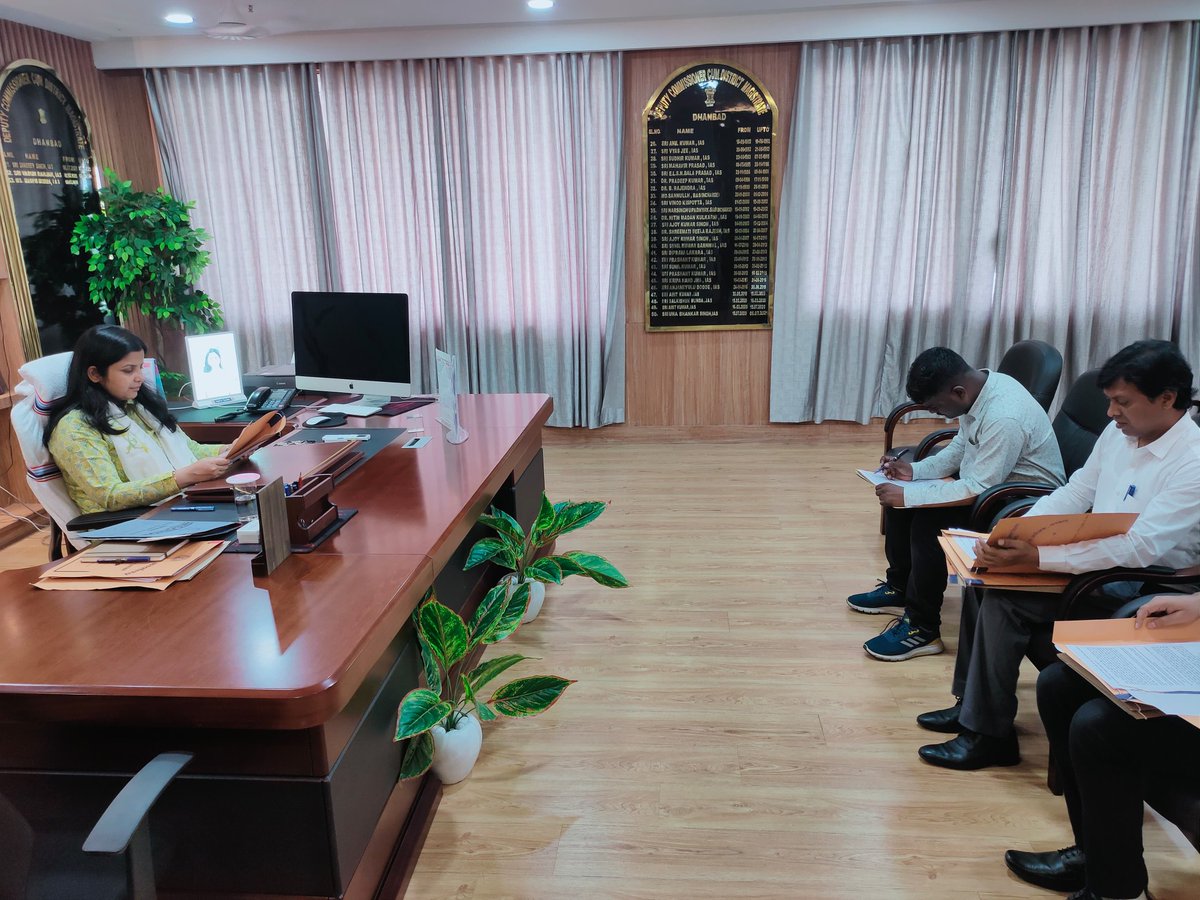 आज समाहरणालय में जिला शिक्षा स्थापना समिति की बैठक आयोजित की गयी। समिति द्वारा सेवा संपुष्टि, पदस्थापन एवं स्थानांतरण समेत कई प्रस्ताव को स्वीकृति दी गई।
<a href="/iprddhanbad/">IPRD, Dhanbad</a>