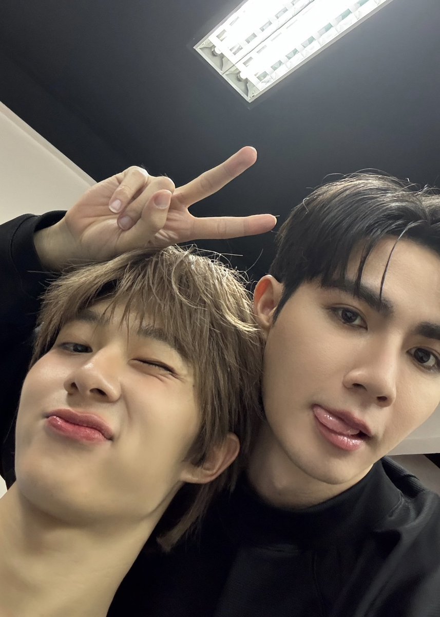 ขอบคุณทุก ๆ คนมาก ๆ ที่คอยหนับหนุนครับ นักแสดงทีมงานทุกคนต้องดีใจแน่ ๆ ชาวเอมมาลีเก่งมากกกกก เอาใจไปเลยครับ 🖤🤍

#Fittingข้ามฟ้าเคียงเธอ