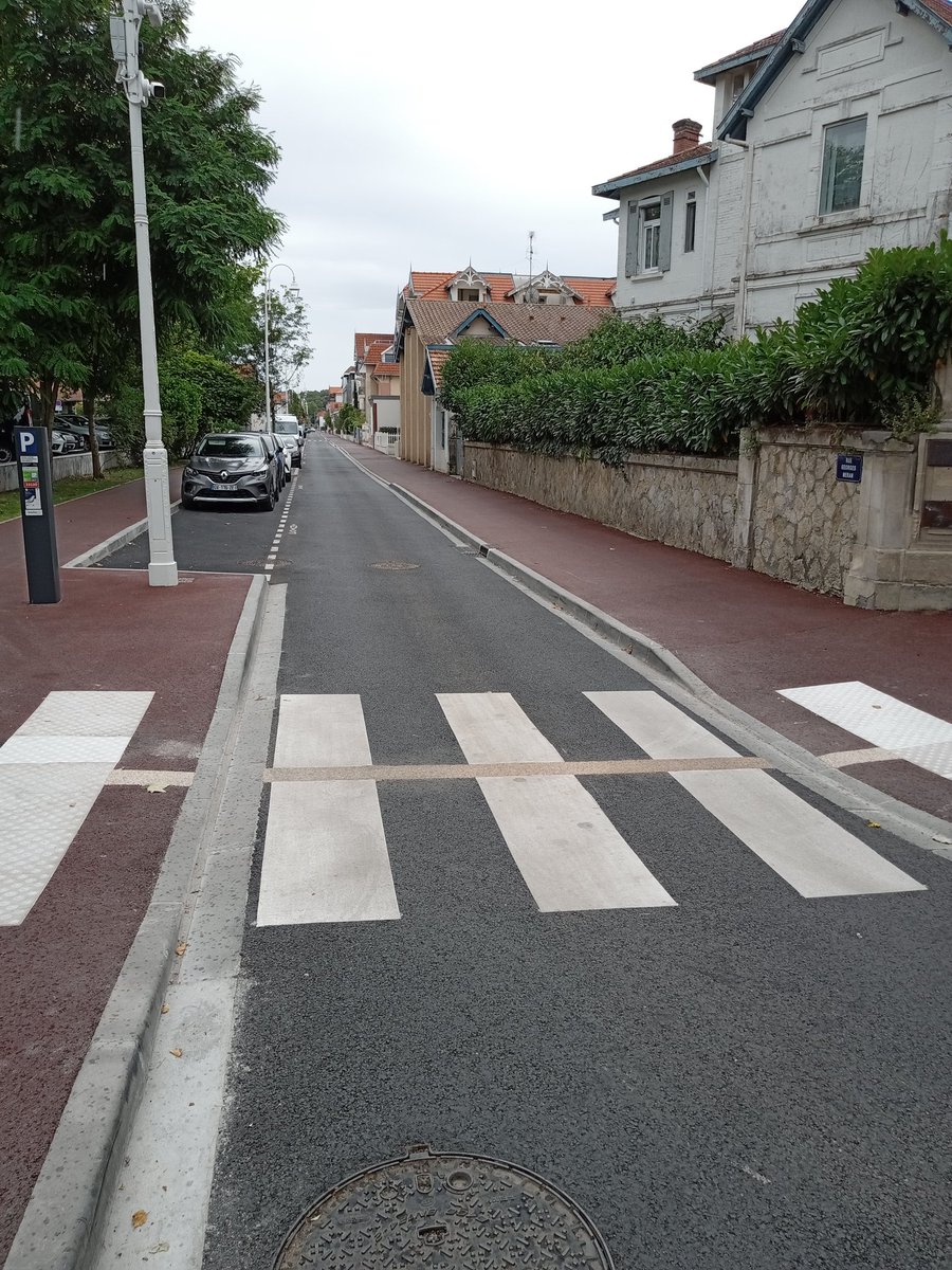 VelotafeurE's tweet photo. Réaménagement intégrale de la rue Méran à #Arcachon
➡️0 aménagements cyclables🚲❌
"La réalisation d'itinéraires cyclables est obligatoire lors des créations ou des rénovations de voies urbaines art. L228-2 du code de l'environnement"
➡️Pas de contre sens vélo 30km/h
@velobassin https://t.co/njKyCbbVGU