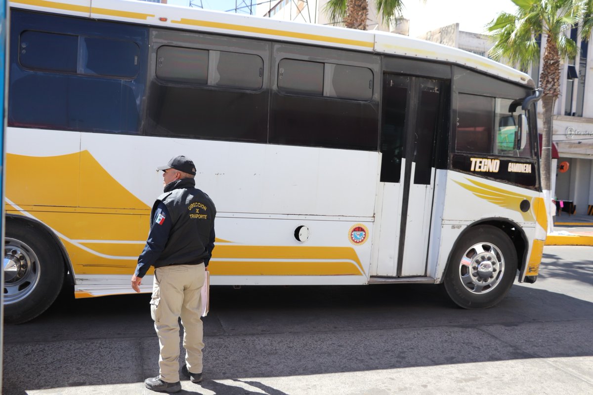 SGGDurango's tweet photo. Para mejorar el transporte público, @HectorVelaV, ha instruido a la #SMYT🚌, a cargo de @RafaelV10849728, la revisión y supervisión de bases de rutas urbanas, trayectos, parabuses🚏, como parte del trabajo hacia la modernización del servicio. #MovilidadConValor 🚦🌟 https://t.co/94n5EmB5DQ