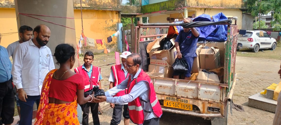RegmiUdaya's tweet photo. Red Cross on the ground! Delivering dry food, baby supplies, clean water &amp; hygiene kits to displaced families. Our volunteers are also assisting with evacuations &amp; providing first aid. #AssamFloods #RedCrossResponds https://t.co/xlHGpBM6vz