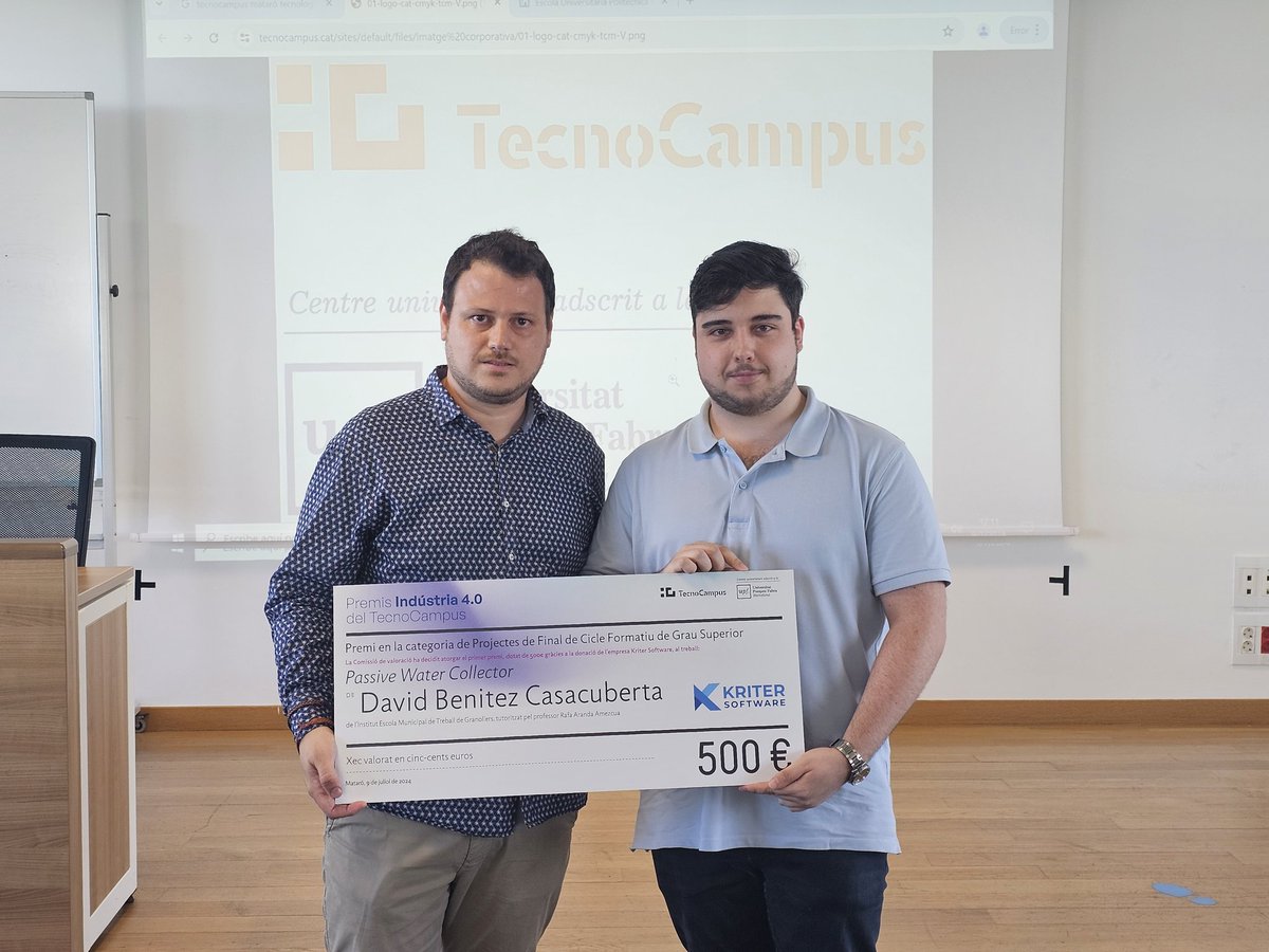 TecnoCampus's tweet image. Marc Mora (COO de #KriterSoftware) lliure el Premi Indústria 4.0 en la modalitat de #Cicle Formatius de Grau Superior, valorat en 500€ a David Benitez 🎉

✅ @institutemt de Granollers

👉"Passive Water Collector" tutoritzat pel professor Rafa Aranda.