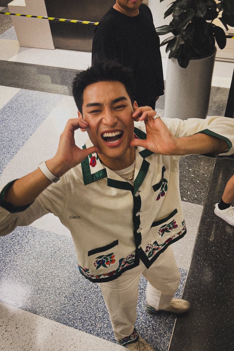 aponcielo's tweet photo. 3ขวบจะเกินได้ไง ดื้อขนาดนี้

APO IN THE NEXT ATTITUDE 

—  #BeOnCloudTheNextAltitude

꒰ @Nnattawin1 ꒱ 
#APONattawin┊#apocolleagues     

📸 • #aponcielopic ◡̈ https://t.co/hFQkjqeMI8