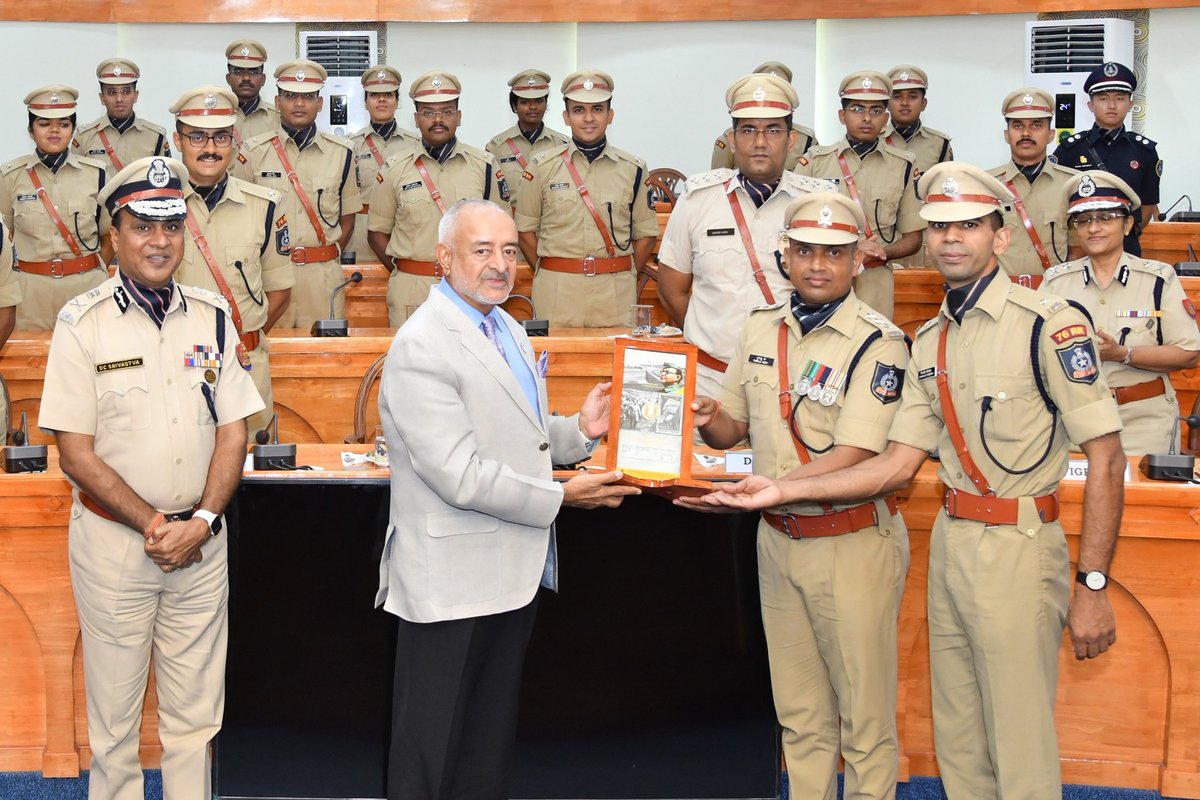 AndamanPolice's tweet photo. A group of 28 #IPSProbationers of #76RR including 2 from Royal Bhutan Police Service (#RBPS) from @svpnpahyd, on a Study-cum-Cultural Tour to #NewAndamans, called on Hon’ble LG @Admiral_DKJoshi today at #RajNiwas. Shri Devesh Chandra Srivastva, @DGPANIslands, along with other senior @AndamanPolice officials, were  also present. 
#BharatDarshan