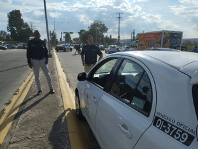 SGGDurango's tweet photo. Para mejorar el transporte público, @HectorVelaV, ha instruido a la #SMYT🚌, a cargo de @RafaelV10849728, la revisión y supervisión de bases de rutas urbanas, trayectos, parabuses🚏, como parte del trabajo hacia la modernización del servicio. #MovilidadConValor 🚦🌟 https://t.co/94n5EmB5DQ
