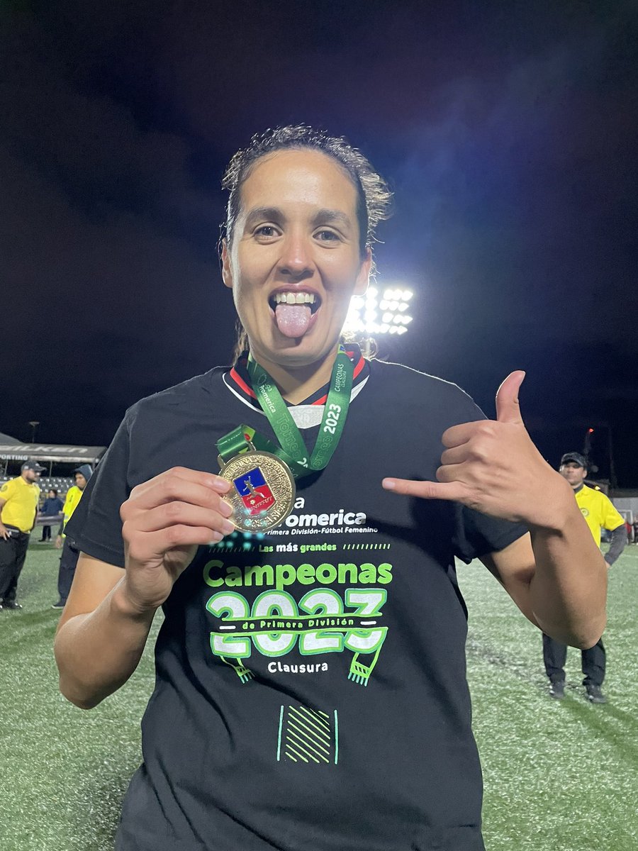 Ya se va la Mexicana
La que las vino a clavar,
Por las copas que nos dio
Nunca la vamo’ a olvidar 🎶

Tricampeona Nacional, campeona de UNCAF, campeona de Supercopa y protagonista en grandes momentos.

¡Gracias Carito! Por defender con honor y responsabilidad esta camiseta ❤️🖤