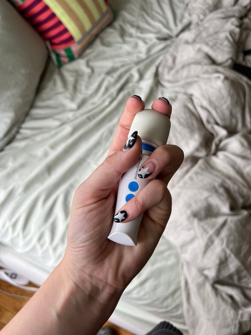 Idk if I have been scammed or my hand is too big🙄 https://t.co/lzWnIKdB8l