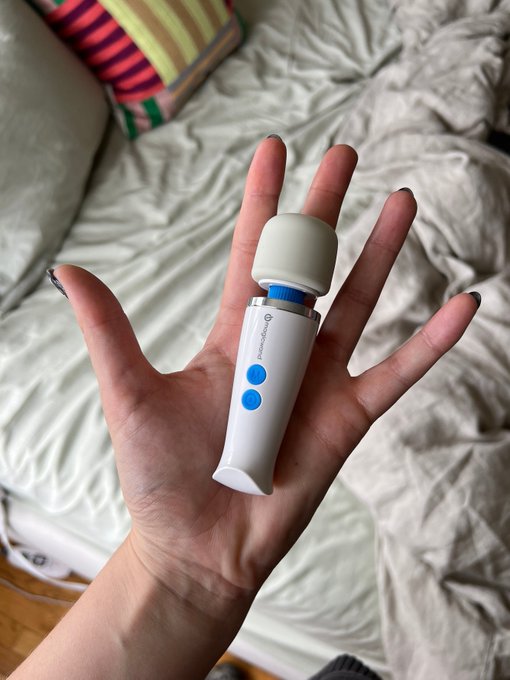 Idk if I have been scammed or my hand is too big🙄 https://t.co/lzWnIKdB8l