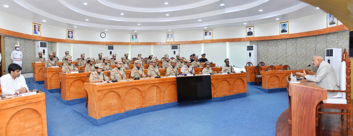 AndamanPolice's tweet photo. A group of 28 #IPSProbationers of #76RR including 2 from Royal Bhutan Police Service (#RBPS) from @svpnpahyd, on a Study-cum-Cultural Tour to #NewAndamans, called on Hon’ble LG @Admiral_DKJoshi today at #RajNiwas. Shri Devesh Chandra Srivastva, @DGPANIslands, along with other senior @AndamanPolice officials, were  also present. 
#BharatDarshan