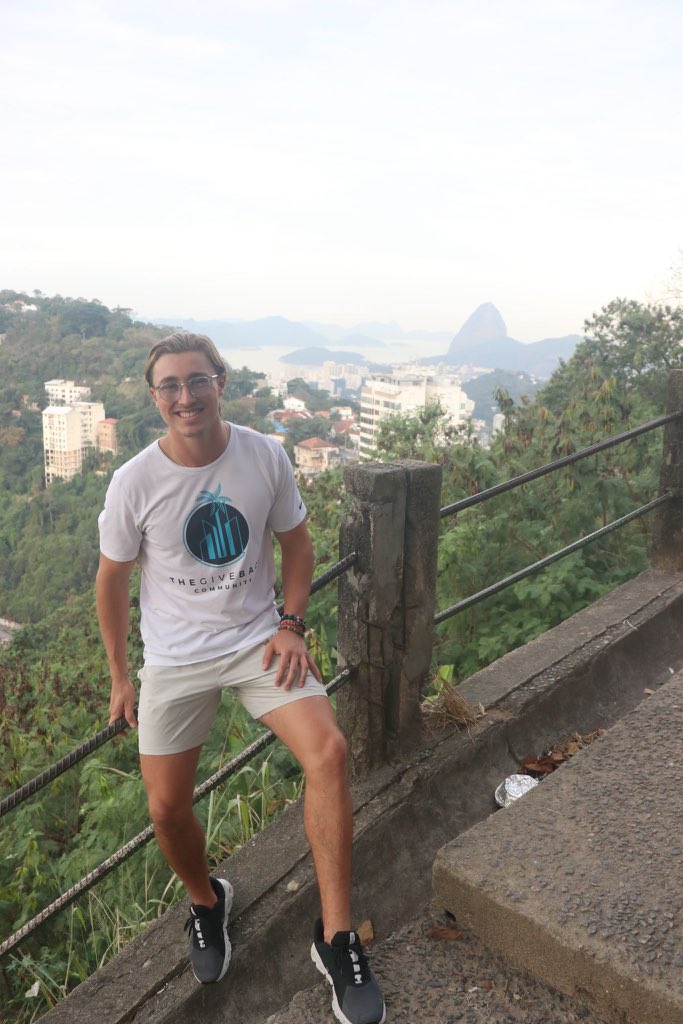 Inside the Favela Morro Dos Prazeres.

This picture was taken in the favela of Morro Dos Prazeres, 

Where our Give Back School is making a difference. 

This favela, like many others in Rio de Janeiro, is a place of contrasts. 

→ The constant threat from drug gangs, 
→
