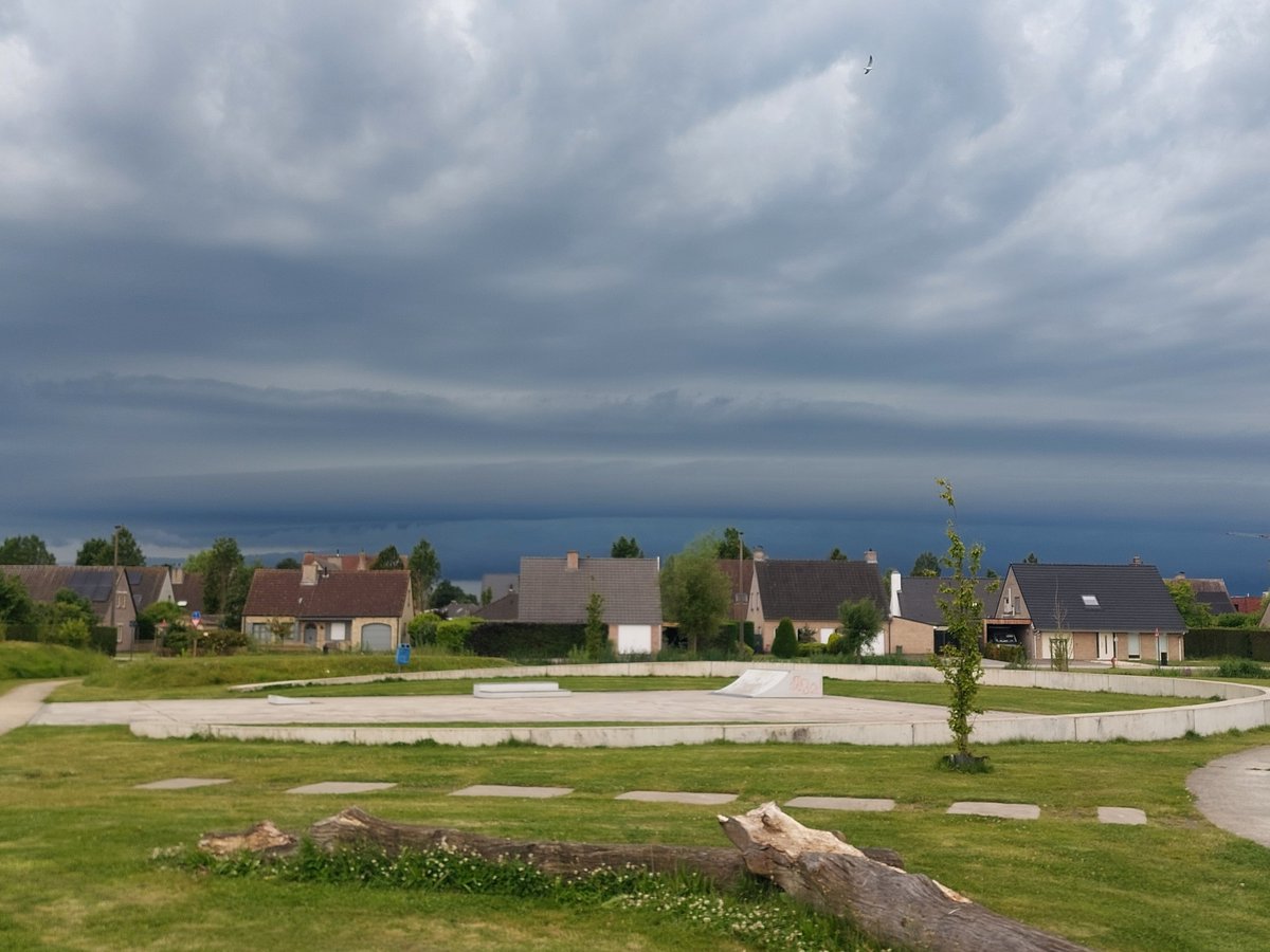levydb122's tweet photo. Onweer evergem...
Is dit dan een rolwolk? 

#onweer #evergem

@VTMWEER 
@HetweerinBelgie 
@meteobenl 
@JillPeetersWX 
@DoediesZot https://t.co/PVthjfccCP