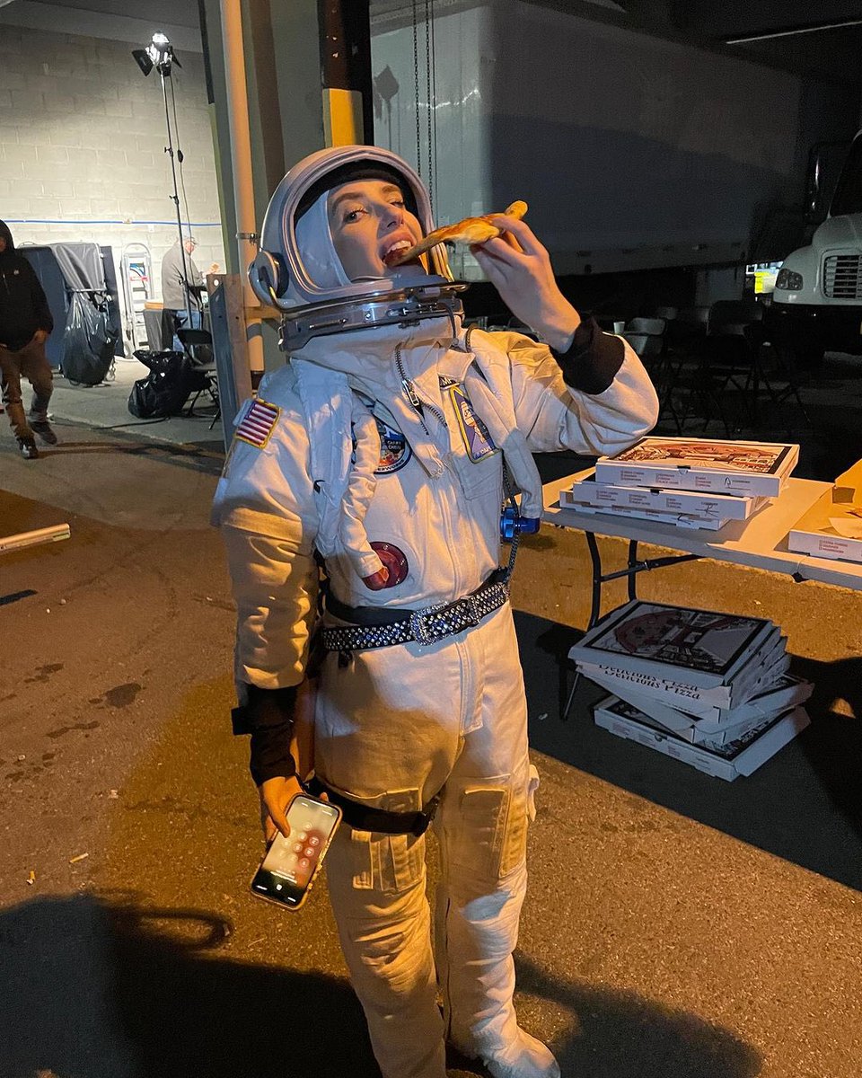 EmLove59's tweet image. 🤩💖 So Cute Emma with cast 💞 onset #SpaceCadet movie - repost IG 🌸💃👩‍🚀  available now on @PrimeVideo 🚀 🪐 ✨ @RobertsEmma #EmmaRoberts