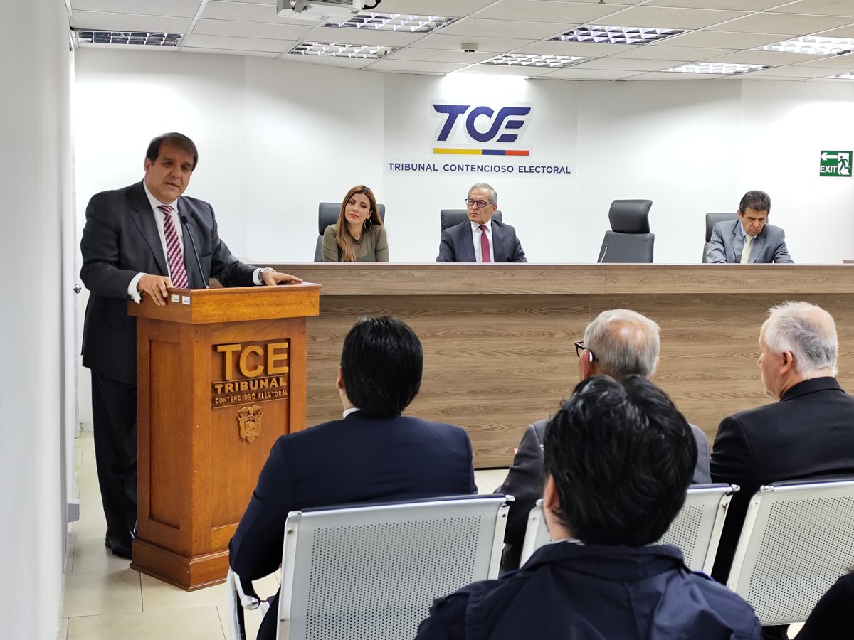 CJudicaturaEc's tweet photo. El Presidente del @CJudicaturaEc, @alvarofroman, entregó al Presidente del @TCE_Ecuador, Fernando Muñoz, el Código Fuente del Sistema Automático de Trámite Judicial Ecuatoriano (Satje), herramienta tecnológica que se implementará en el TCE y facilitará la modernización del sistema de justicia electoral.