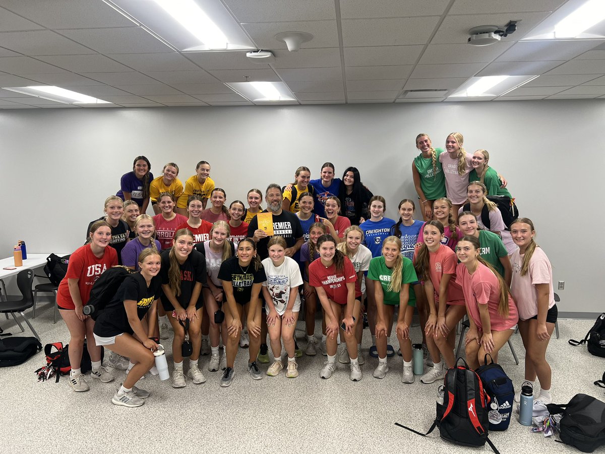 GretnaEastVB's tweet photo. For #TeamTuesday we have been reading Energy Bus by @JonGordon11 🌟🚍 It’s a great book with a powerful message, helping our team focus on the power of positive energy! A special thanks to Jon Gordon for a signed copy of his book📕 https://t.co/GRt52ZA2w7