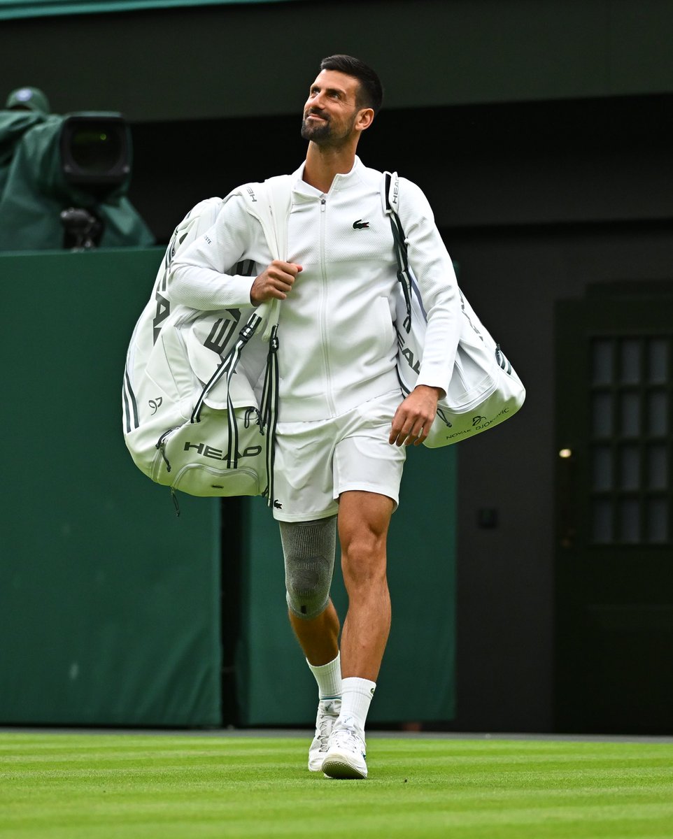 bensmithlive's tweet photo. Novak Djokovic reached the Wimbledon quarterfinals despite constant boos from the crowd.

He remains unfazed in front of 15,000 people and wins the match.

His performance is the masterclass in stress management and everyone must learn how it works: https://t.co/nl8ucf2YJF