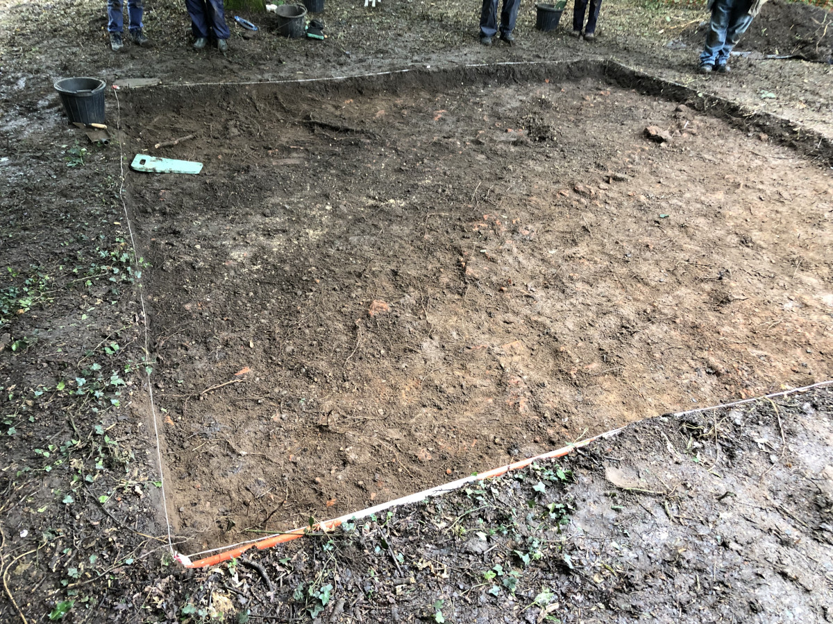enfarchsoc's tweet photo. Summer Dig Day 3
https://t.co/MLP8WA8ava
Robbed out wall, moat revetment or yet another drain?
Time will tell (weather permitting!)
#ElsyngPalace #Tudor #Archaeology https://t.co/4E8ncfhCUQ