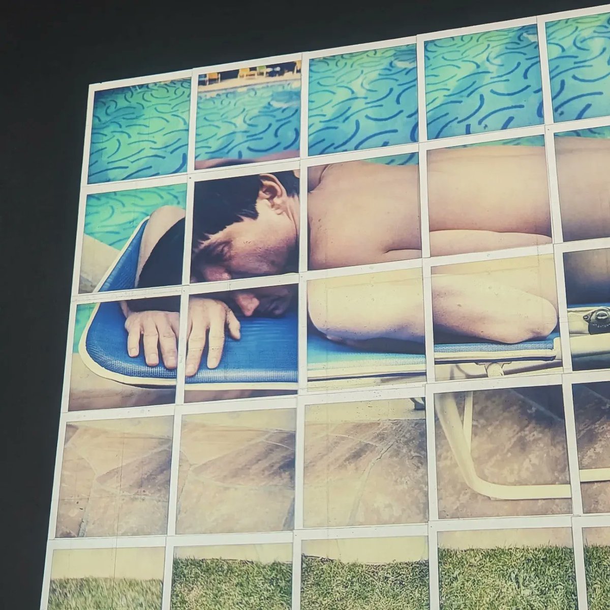 RedHouseGallery's tweet image. The biggest Happy Birthday to the one and only David Hockney, who was born in 1937 and turns 87 today!

"I assume I will get better, I assume the best work is yet to come." 
#DavidHockney

📷: Justin Sutcliffe, 'Bigger &amp;amp; Closer' at Lightroom, London.

#HappyBirthday #ModernMaster