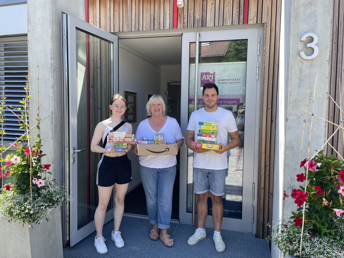 Unser Spieleabend war ein voller Erfolg. Alle Gäste hatten viel Freude und genau diese wollten die Studierenden des #Kulturmanagements heute weitergeben. Julia und Leon haben sich zum #KinderhospizSchwäbischHall aufgemacht und #AstridWinter einen ganzen Schwung Spiele überreicht!