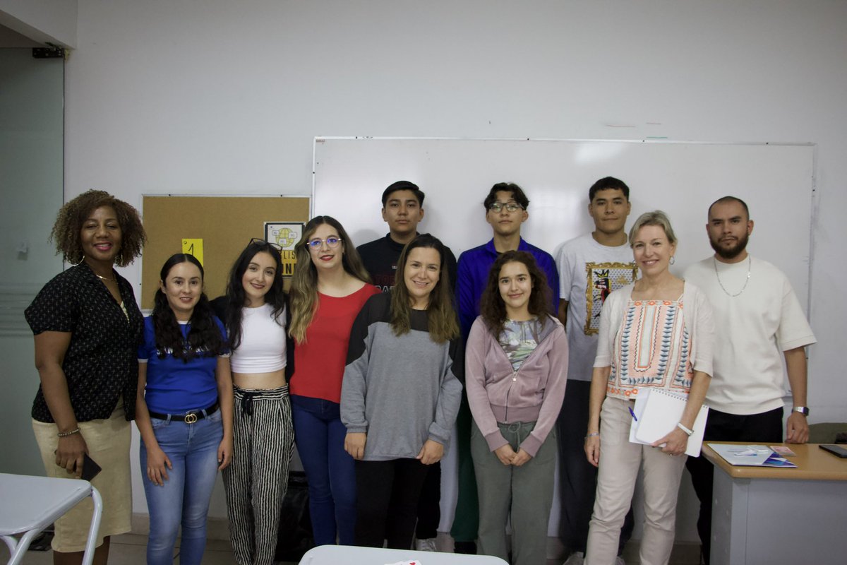 Estudiantes del programa TESL de Douglas College realizaron prácticas en nuestro Centro de Idiomas; impartieron clases de inglés a nuestros alumnos, quienes participaron entusiasmados en divertidas dinámicas para avanzar en el dominio de esta segunda lengua.
 #ProudlyUTR
