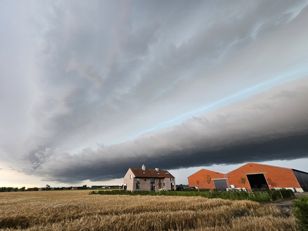 Shawnee_vdW's tweet photo. @NoodweerBenelux Supercell boven Sint-Margriete, Oost-Vlaanderen https://t.co/cOO7dOFUkJ