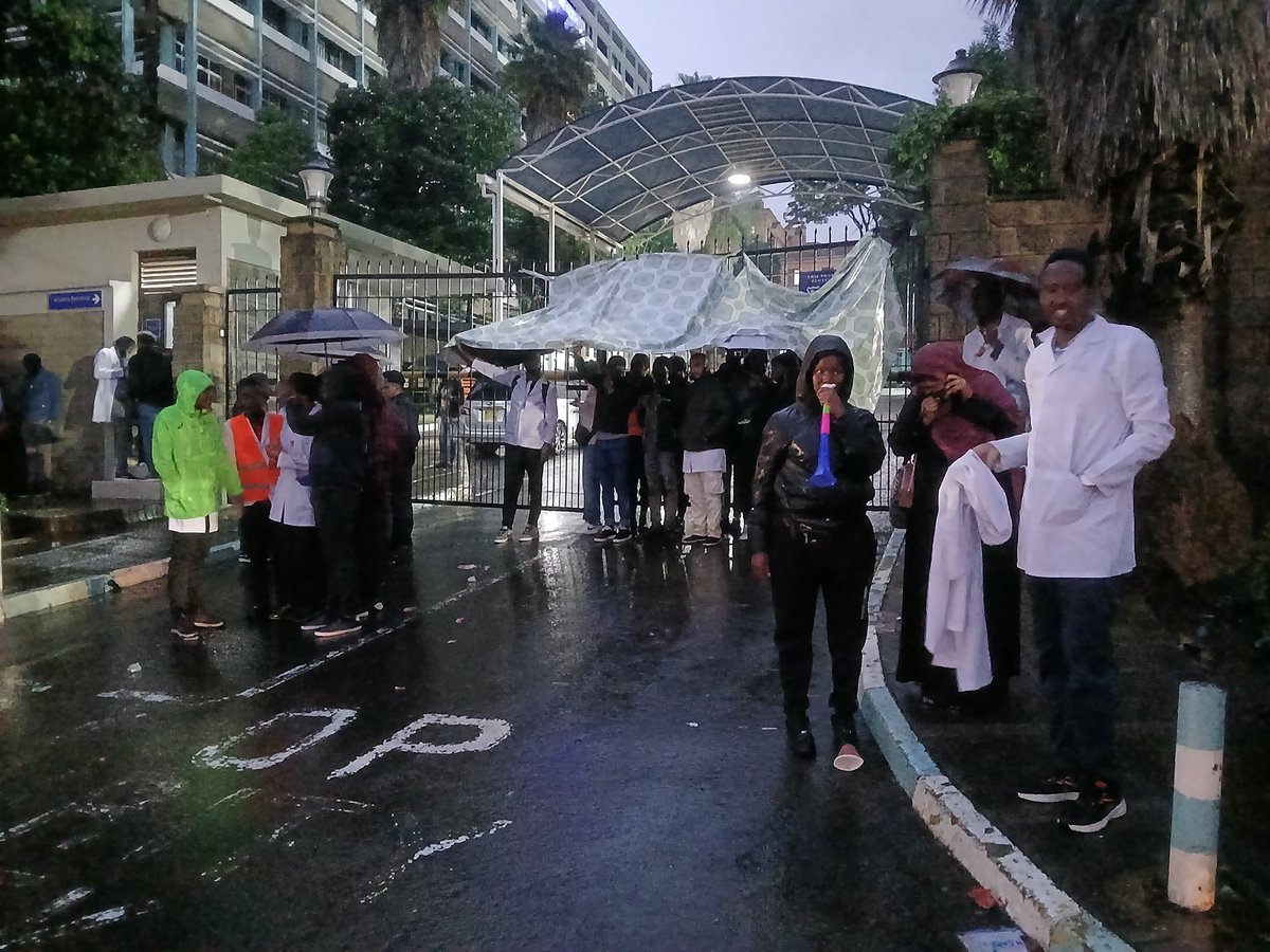 Do Doctors have to get rained on and sleep in the streets for them to be posted and paid fairly?

We're getting our sleeping bags ready. 

We shall not leave until we get our posting letters.

#OccupyMOH