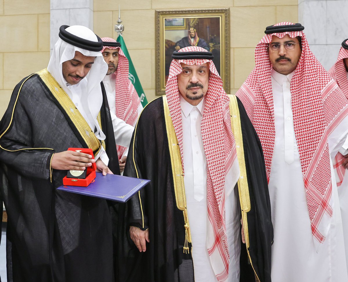 #صور.. سمو أمير الرياض يستقبل في جلسته الأسبوعية عددًا من أصحاب السمو والفضيلة والمعالي وأهالي المنطقة.