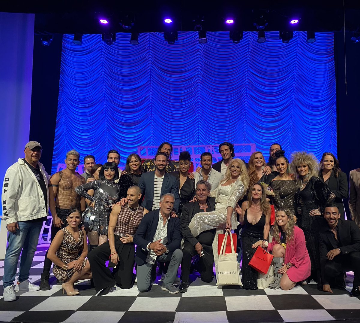 "Busco al Hombre de mi Vida"  700 representaciones  2 años de éxito. Develaron: Héctor Soberón, Rafael Nieves, Paulo Quevedo y Fernando Alonso. Producción Antonio Escobar, elenco: Anna Ciocchetti, Ivonne Montero y Liza Muriel ¡Imperdible! #ÉxitoTeatral <a href="/TSanJeronimo/">Teatro San Jerónimo</a> <a href="/rasainforma/">Rasainforma</a>