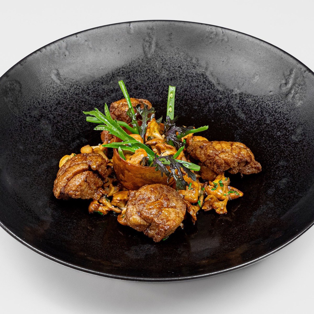 Ris de veau « croustillants-moelleux », poêlée de girolles, pousses vertes et petit pot de consommé.

Crispy and tender veal sweetbread, sautéed girolles, green shoots, veal consommé.

#guysavoy #guysavoyparis #veau #veal #risdeveau #swetbread #pommedeterre #pommesdeterre #potato