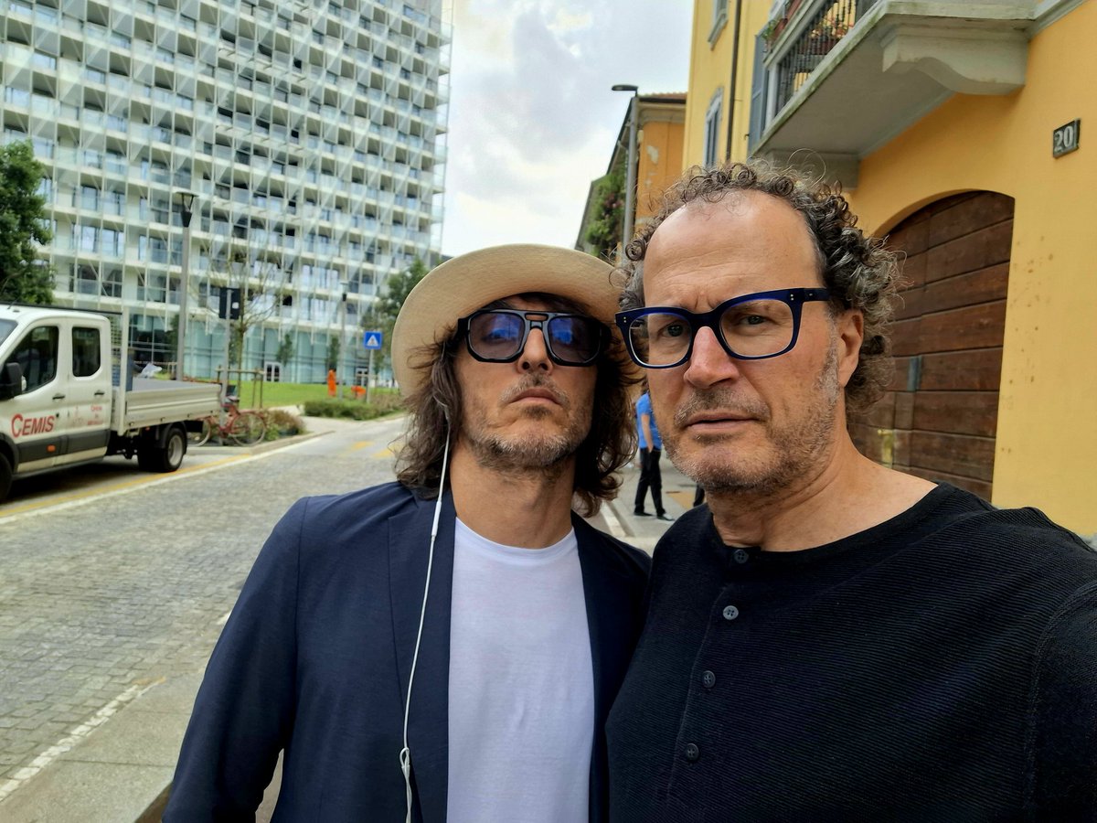 andromerku's tweet photo. Sapessi com'è strano incontrare @giucruciani a #Milano ...
@IMISERABILII @TheMosquit0 @LaZanzaraR24 @DAVIDPARENZO #OnAir https://t.co/d7t6UgnSVt