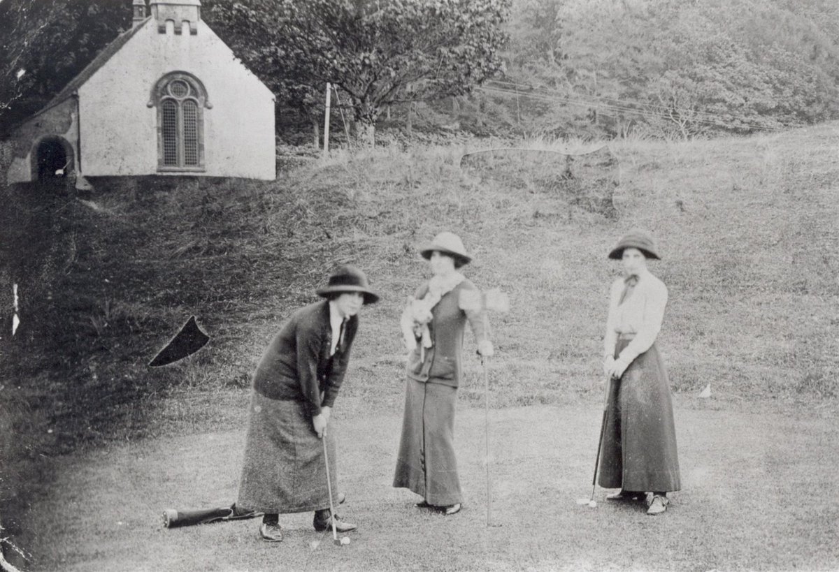 Here 3 women are playing golf (c. 1920) with the Church of Scotland in the background. ⛳️ 

The Ladies' Golf Union (1893) &amp; Scottish Ladies Golf Association (1904) formalised golf &amp; formed a national handicapping system later adopted by men.  

Visit Here: app.smartify.org/en-GB/objects/…