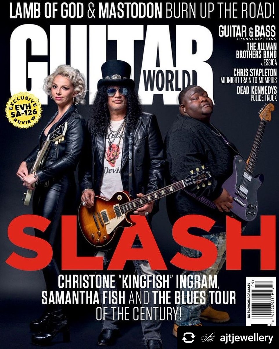 MARIE2_SLASH's tweet photo. Posted @withregram • @ajtjewellery New photo of @slash rocking his @ajtjewellery Living The Dream Skull Ring 💀 alongside, @callmekingfis &amp; @samanthafishmusic 

@guitarworldmagazine 

#SlashsBluesBall #serpentfestival #slash #tashneal #johnnygriparic #teddyzigzag #ajtjewellery https://t.co/zV1RO9kRpz