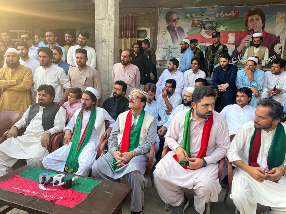PTIofficial's tweet photo. باجوڑ ، میاں حبیب گل پی ٹی آئی امیدوار ملک راحت اللہ کے حق میں دستبردار ہوگئے۔  ایم این اے مبارک زیب اور ایم پی اے انور زیب کا مشترکہ پریس کانفرنس https://t.co/f4smtHfBkw