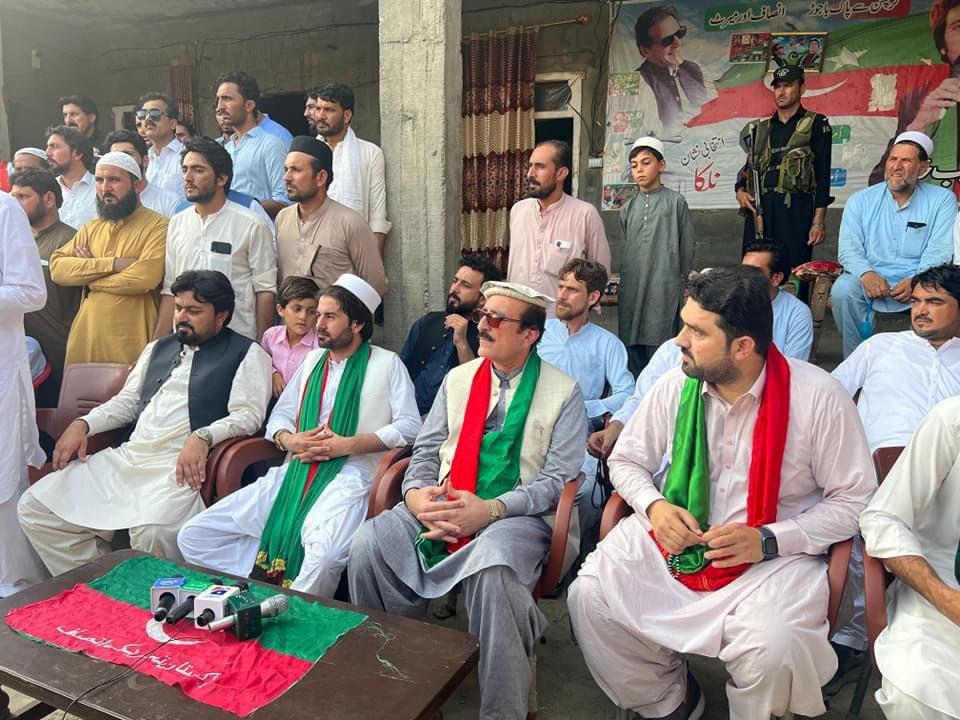 PTIofficial's tweet photo. باجوڑ ، میاں حبیب گل پی ٹی آئی امیدوار ملک راحت اللہ کے حق میں دستبردار ہوگئے۔  ایم این اے مبارک زیب اور ایم پی اے انور زیب کا مشترکہ پریس کانفرنس https://t.co/f4smtHfBkw