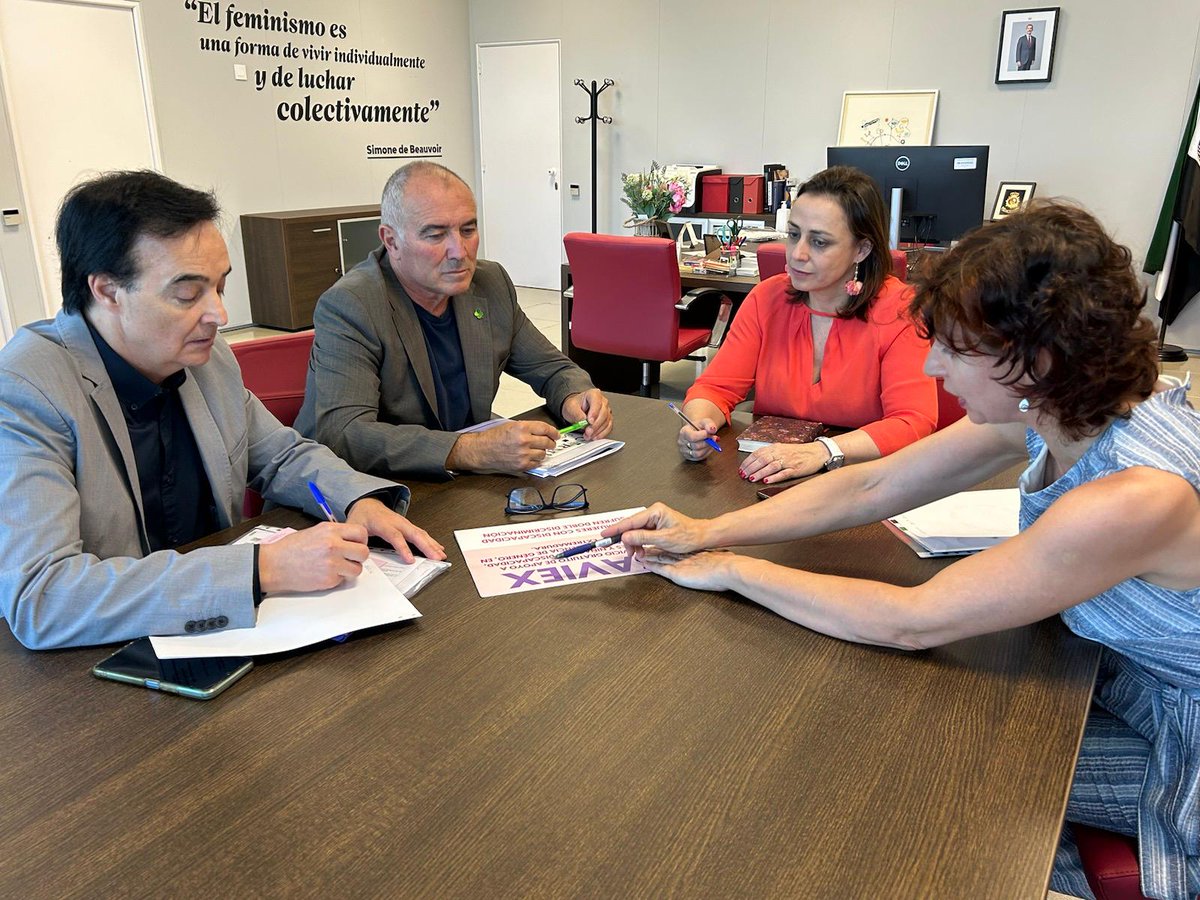 igualdadEXT's tweet photo. Mantener contacto con entidades que trabajan por los demás, es una máxima de la Secretaría Gral. y del @ImexJuntaEx. Hoy se han reforzado lazos con @CermiExtremadu2 para continuar con SAVIEX, proyecto de apoyo a mujeres y niñas con discapacidad y víctimas de violencia de género. https://t.co/2eTkh9AVsb