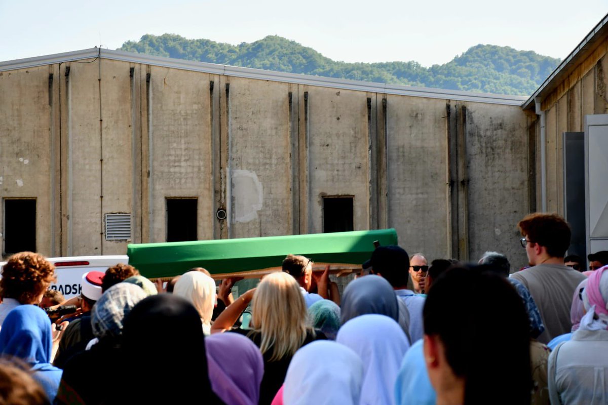 PCRCEdu's tweet photo. Deeply moving and haunting to watch the arrival of coffins (tabuti) containing the remains of 14 of the 8,372 Srebrenica Genocide victims. 💔
These coffins are a material reminder of the human loss that results from the ethnonationalism we have been learning about. #SYS2024 https://t.co/wYc4zQDy0b