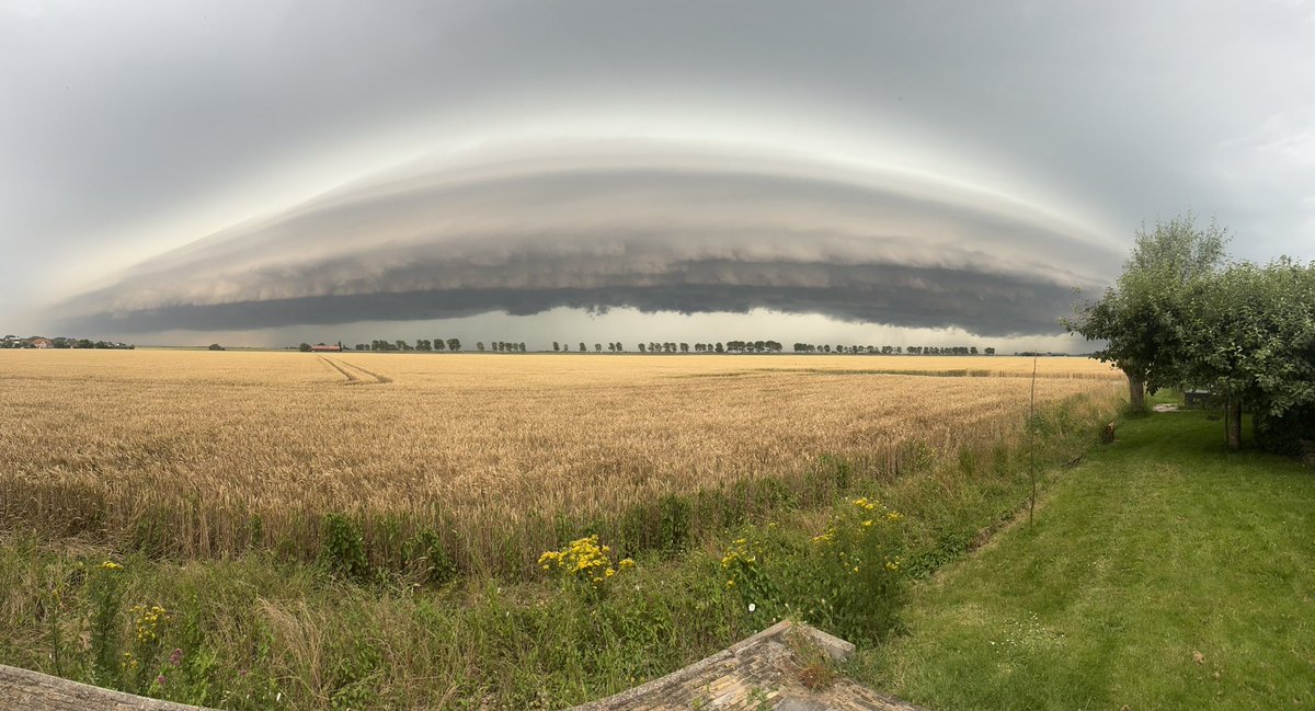 Incoming! <a href="/EdAldus/">Ed Aldus</a> Zuid-Beijerland. Wolk vanaf het Haringvliet.