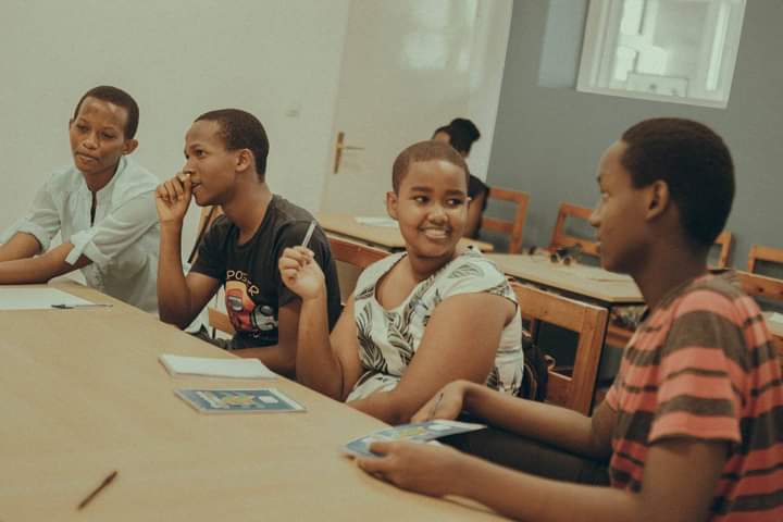 𝔽𝕠𝕣𝕞𝕒𝕥𝕚𝕠𝕟 𝕖𝕟 é𝕔𝕣𝕚𝕥𝕦𝕣𝕖 𝕕𝕣𝕒𝕞𝕒𝕥𝕚𝕢𝕦𝕖 
📍Ce lundi 8 juillet 2024, la formation en écriture dramatique a débuté à @ifburundi avec les lauréats de Bujumbura. Dirigée par Claudia Munyengabe, cette première journée a exploré les bases de l'écriture théâtrale.