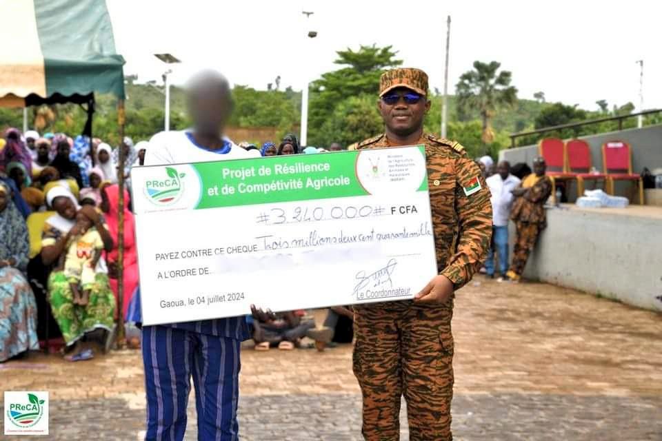 PrecaProjet's tweet photo. Le #PReCA a organisé le 4/07/24 à #Gaoua, une cérémonie de remise de chèques à #PDI réinstallées, bénéficiaires de son aide pr réaliser des #microprojets. L'initiative fait suite à un appel à projets &amp; permettra de soutenir 524 PDI réinstallées pr une somme de 534 931 468 FCFA. https://t.co/sCEIuK3ZjB