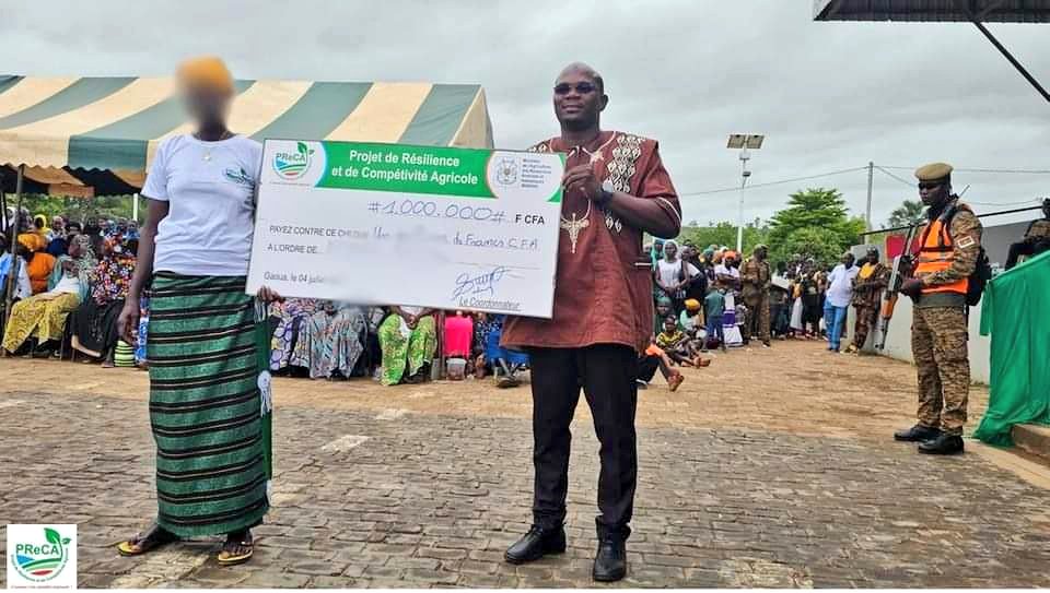 PrecaProjet's tweet photo. Le #PReCA a organisé le 4/07/24 à #Gaoua, une cérémonie de remise de chèques à #PDI réinstallées, bénéficiaires de son aide pr réaliser des #microprojets. L'initiative fait suite à un appel à projets &amp; permettra de soutenir 524 PDI réinstallées pr une somme de 534 931 468 FCFA. https://t.co/sCEIuK3ZjB