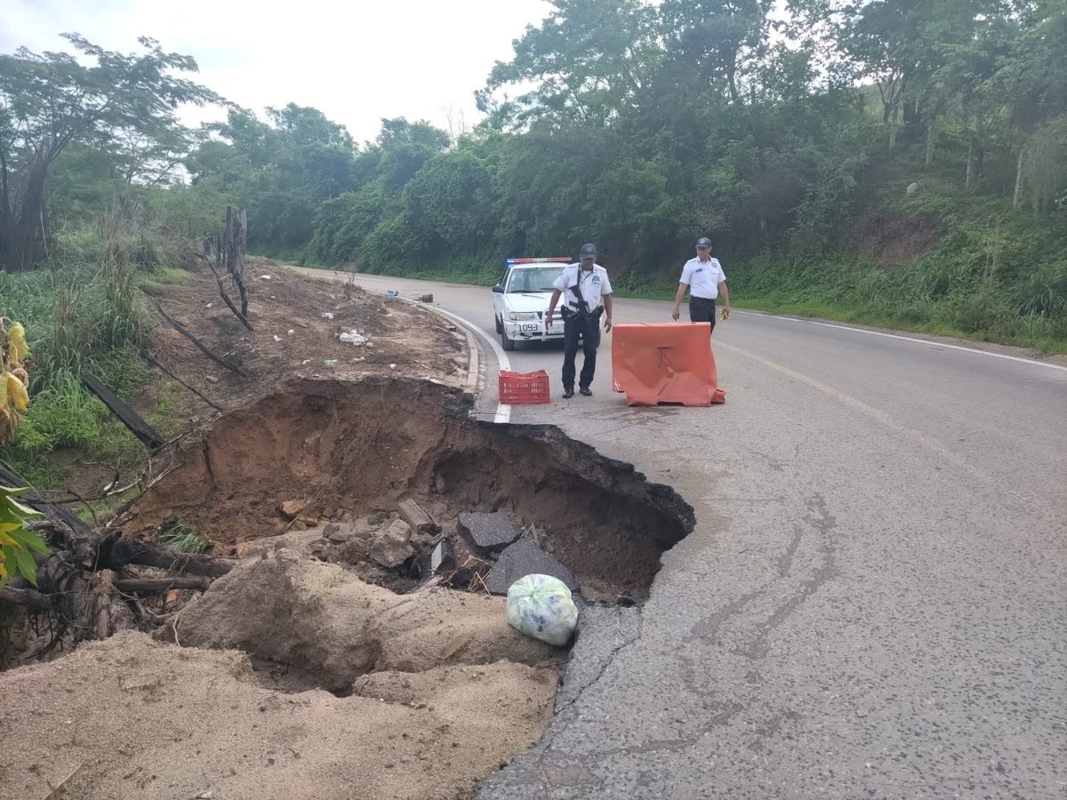 #AlMomento Precaución en la carretera 200 por deslaves en los kilómetros 31+500 y 33 en jurisdicción de Santiago Jamiltepec Oaxaca.