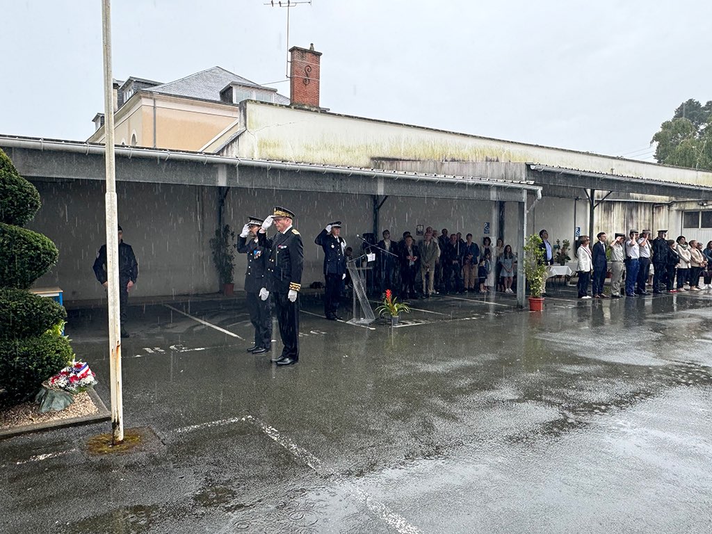 PrefetVendee's tweet photo. Cérémonie d’hommage aux policiers morts pour la France et victimes du devoir présidée par Gérard Gavory, @PrefetVendee en présence de Lionel Vançon, directeur départemental de la @PoliceNationale #Vendée et des autorités.
"Célébrer cette journée d’hommage de la police nationale, c’est rappeler les valeurs qui nous animent au service de l’intérêt général, au premier rang desquelles le courage. Le courage d’être des serviteurs de l’État et d’incarner la République aux yeux de tous, dans tous les territoires."