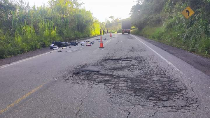 BLUSantanderes's tweet photo. #Atención En trágico accidente de tránsito murió el concejal de Coromoro, Santander, Robinson Estiven Cárdenas Orozco y su novia Ana Carina Mendoza. Las víctimas viajaban en moto cuando chocaron al parecer por esquivar un hueco con un camión en la vía a Bogotá #VocesySonidos https://t.co/38ruGdTj2Q